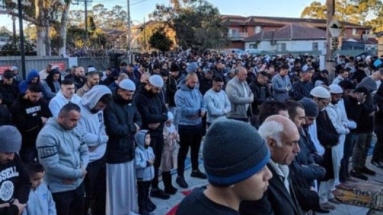 Müslümanlar Avustralya için yağmur duasına çıktı