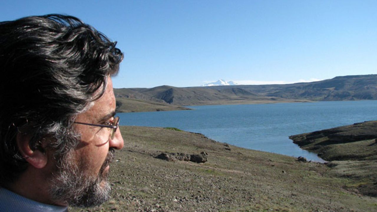 Tavizsiz bir entelektüel: Akif Emre