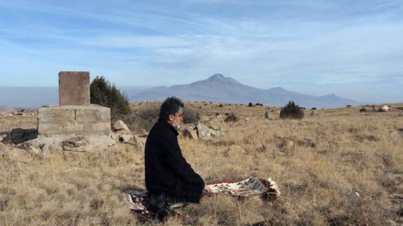 Akif Emre röportajı 17 yıl sonra ilk kez 'Muhit'te yayımlandı