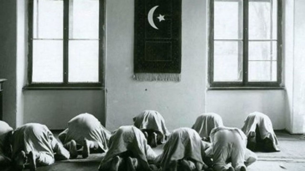 104 yıl önce Galiçya'da tedavi gören Türk askerlerinin namaz kılarken çekilen fotoğrafı ortaya çıktı