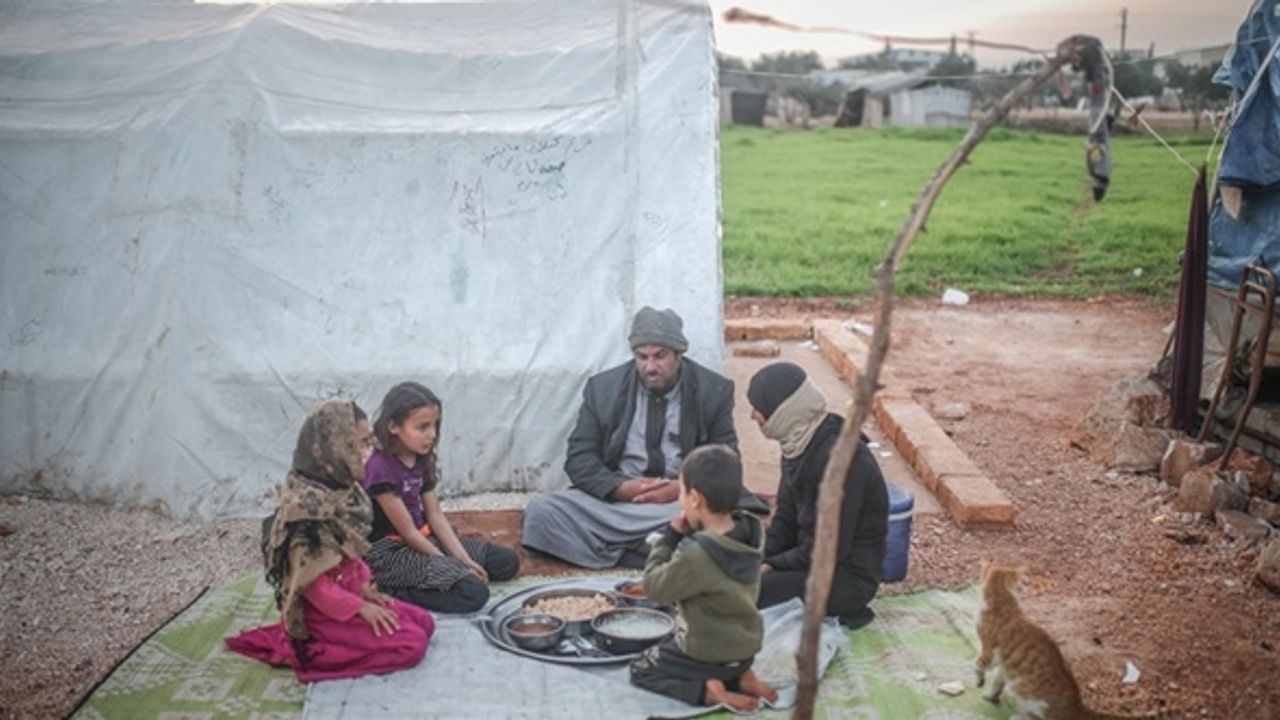 İdlib'deki kamplarda yokluk içinde iftar