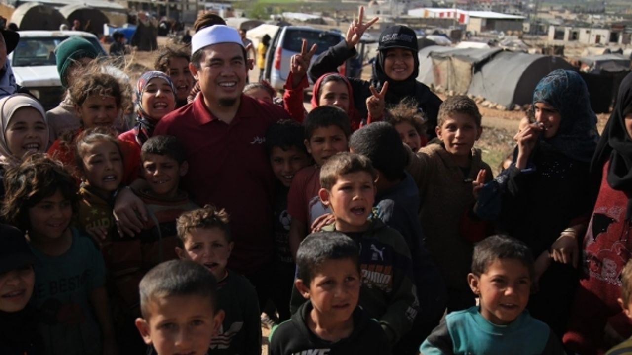 Malezyalı sanatçılar Suriye'deki ihtiyaç sahiplerine ramazan yardımı yaptı