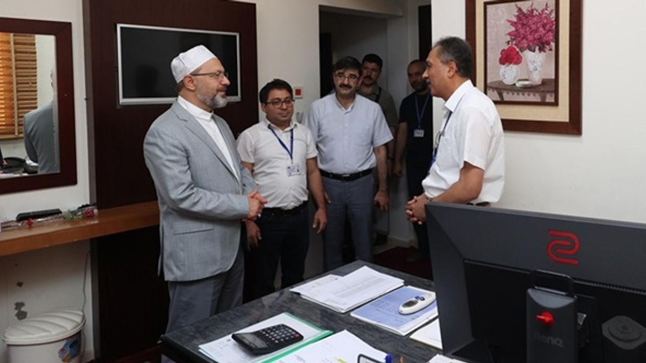 Diyanet İşleri Başkanı Erbaş'tan Medine'deki Türk Hac İşleri Ofisi'ne ziyaret