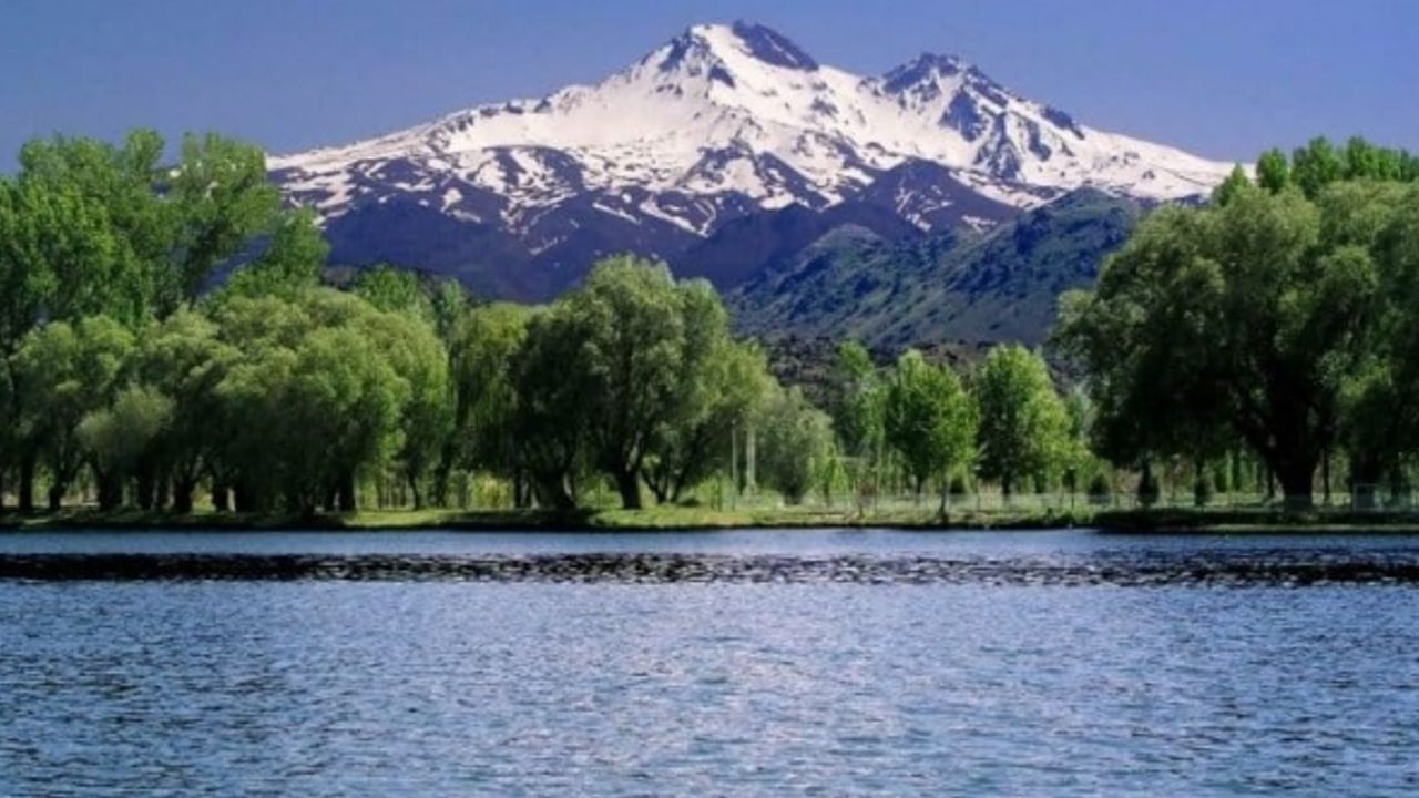 Erciyes Dağı'na eylül ayında kar yağdı