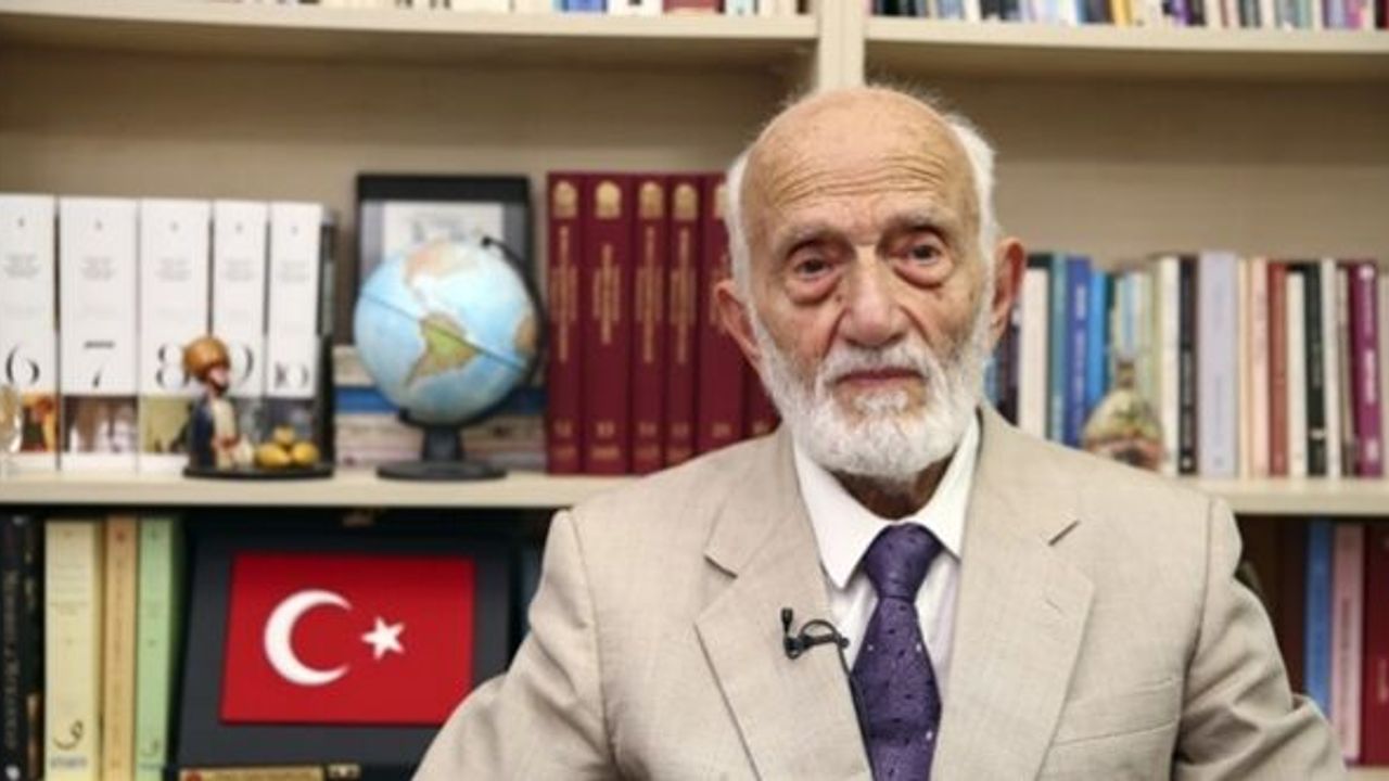 "Cumhuriyet, Osmanlı'yı bir kenara koyma hareketiydi"