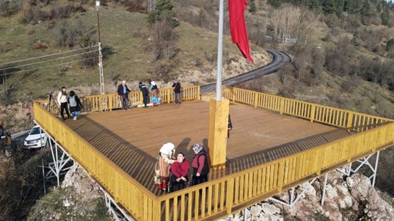 Anne ve engelli oğlu için seyir terası yapıldı