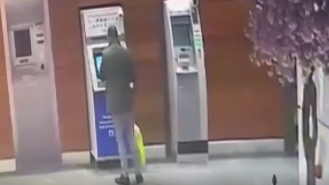 ATM'nin kenarında unutulan parayı alan kişi yakalandı