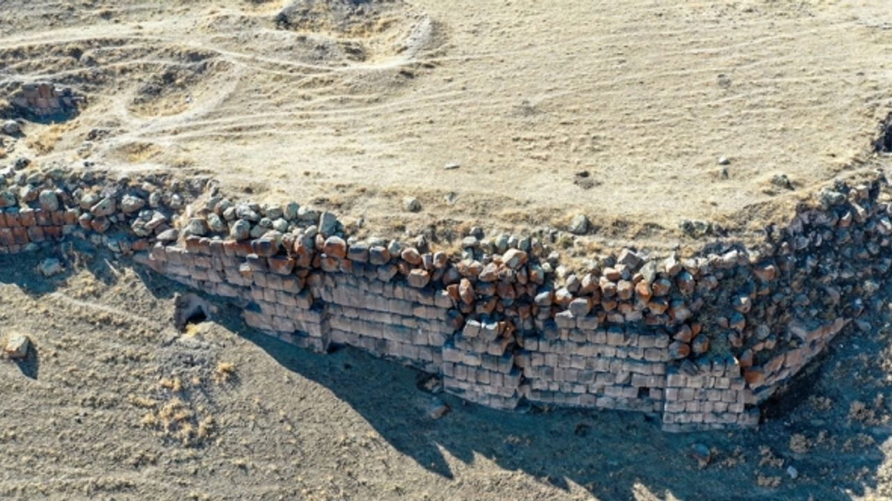 Körzüt Kalesi kalıntısında Urartu Kralı Menua'nın inşa ettirdiği ikinci tapınak bulundu