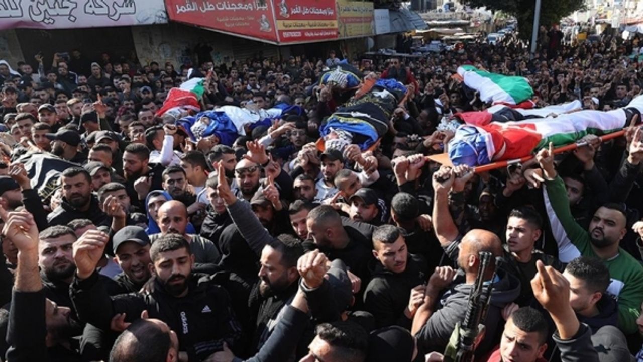 Filistin'de büyük öfke: İsrail'in katlettiği 9 Filistinlinin cenazesi toprağa verildi