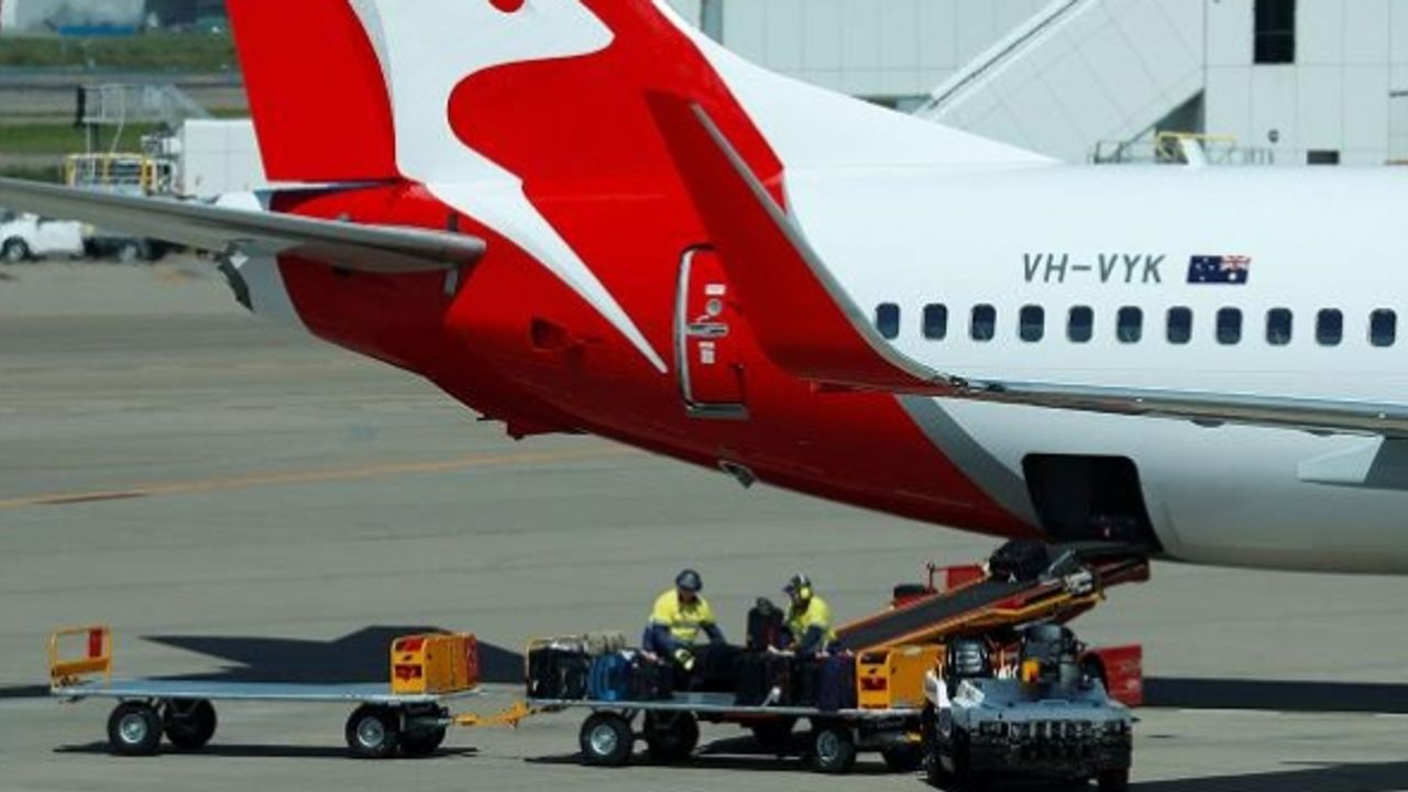 İçinde 100 yolcu bulunan uçak, Sidney'e acil iniş yaptı