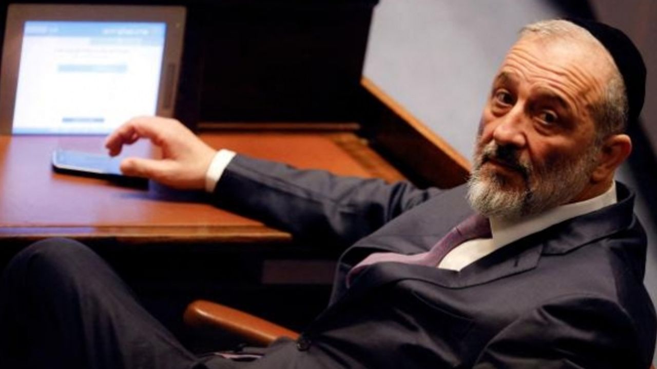 İsrail'de Şas Partisi lideri bakanlıklardan azledildi