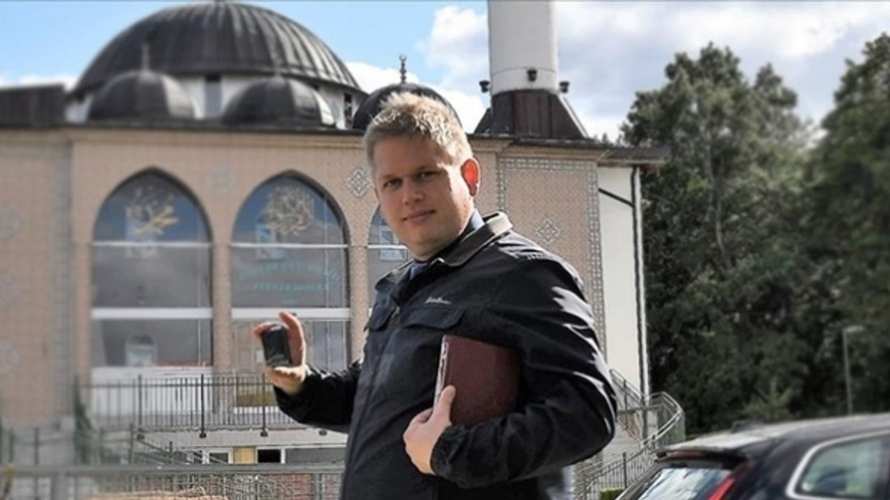 İsveç'te aşırı sağcı Paludan, polis korumasıyla Kur'an-ı Kerim yaktı