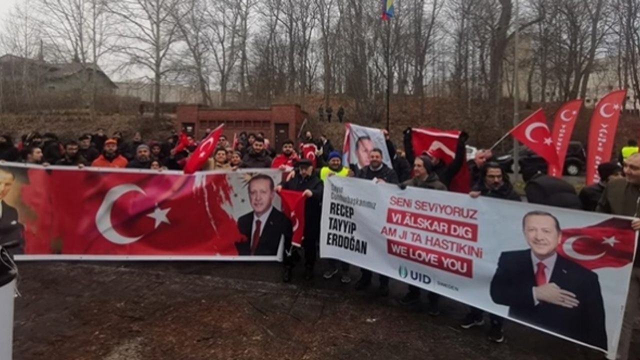 İsveç'te terör örgütü PKK/YPG destekçilerinin provokasyonuna ve Kur'an-ı Kerim yakılmasına protesto