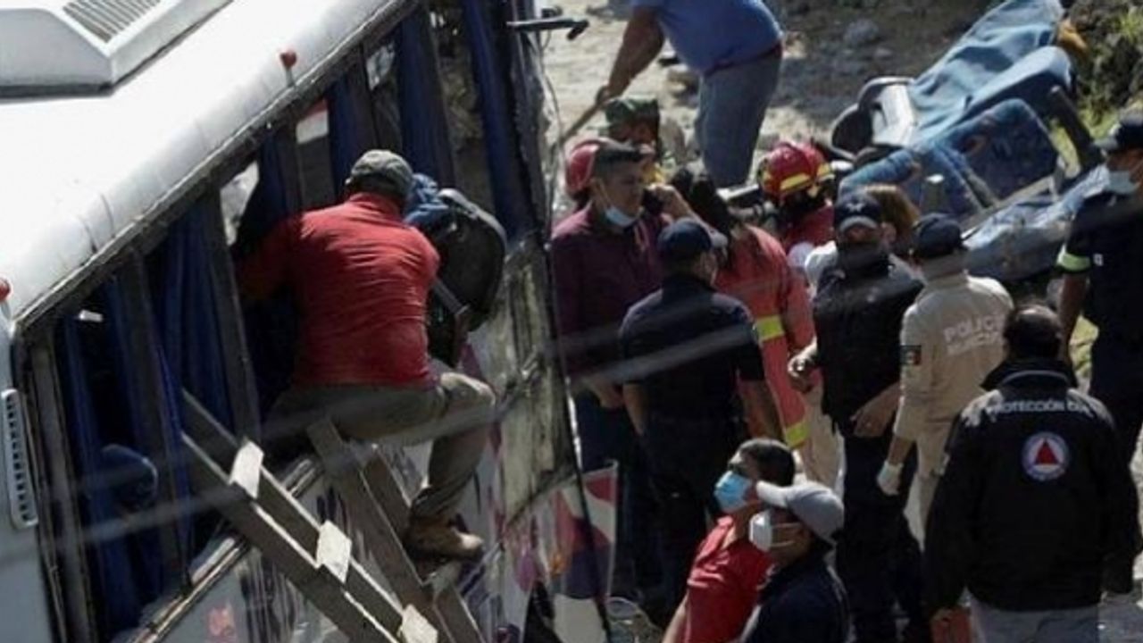 Meksika'da minibüs uçuruma yuvarlandı: 3 ölü, 35 yaralı