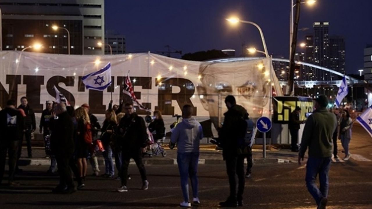 On binlerce kişiden Netanyahu hükümetine protesto