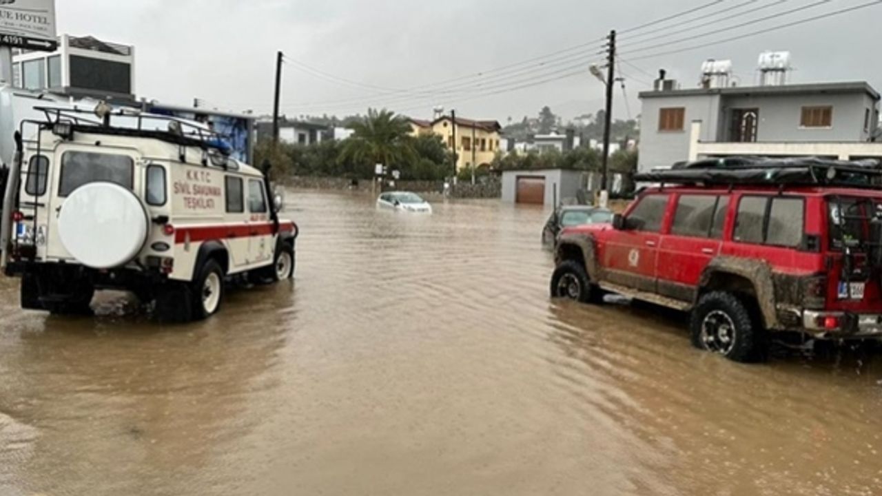 Sağanak, KKTC'de hayatı olumsuz etkiledi