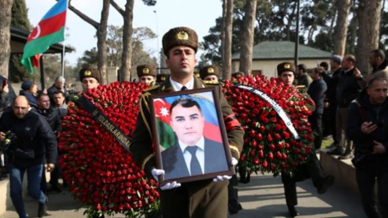 Tahran'daki saldırıda şehit olan Azerbaycanlı güvenlik amirinin cenazesi defnedildi