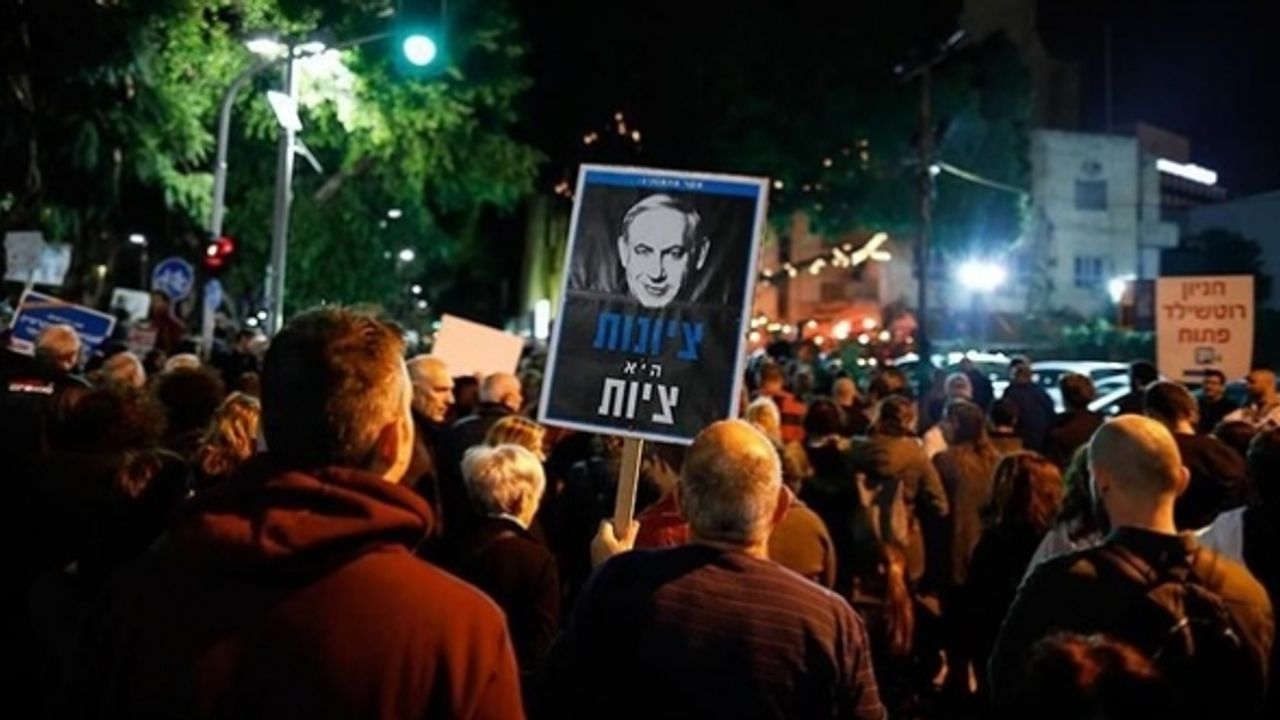 Tel Aviv'de binlerce kişiden Netanyahu'ya protesto
