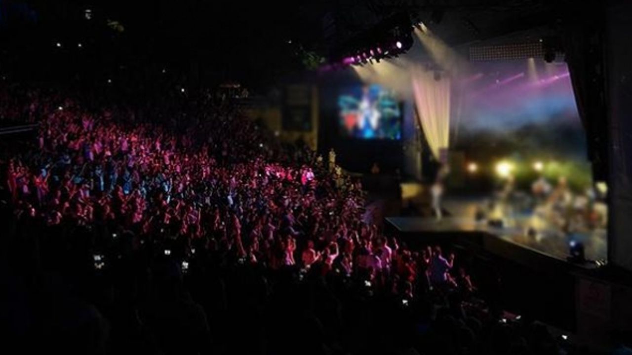 Alman rock grubunun konserinde depremzedeler için 1 milyon avrodan fazla para toplandı