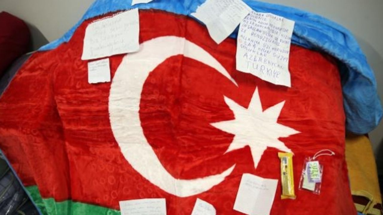 Azerbaycan'dan gelen yardımların içindeki notlar duygulandırıyor