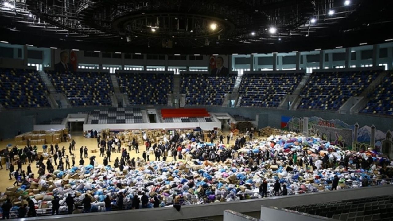 Azerbaycan halkından Türkiye'ye yardım seferberliği