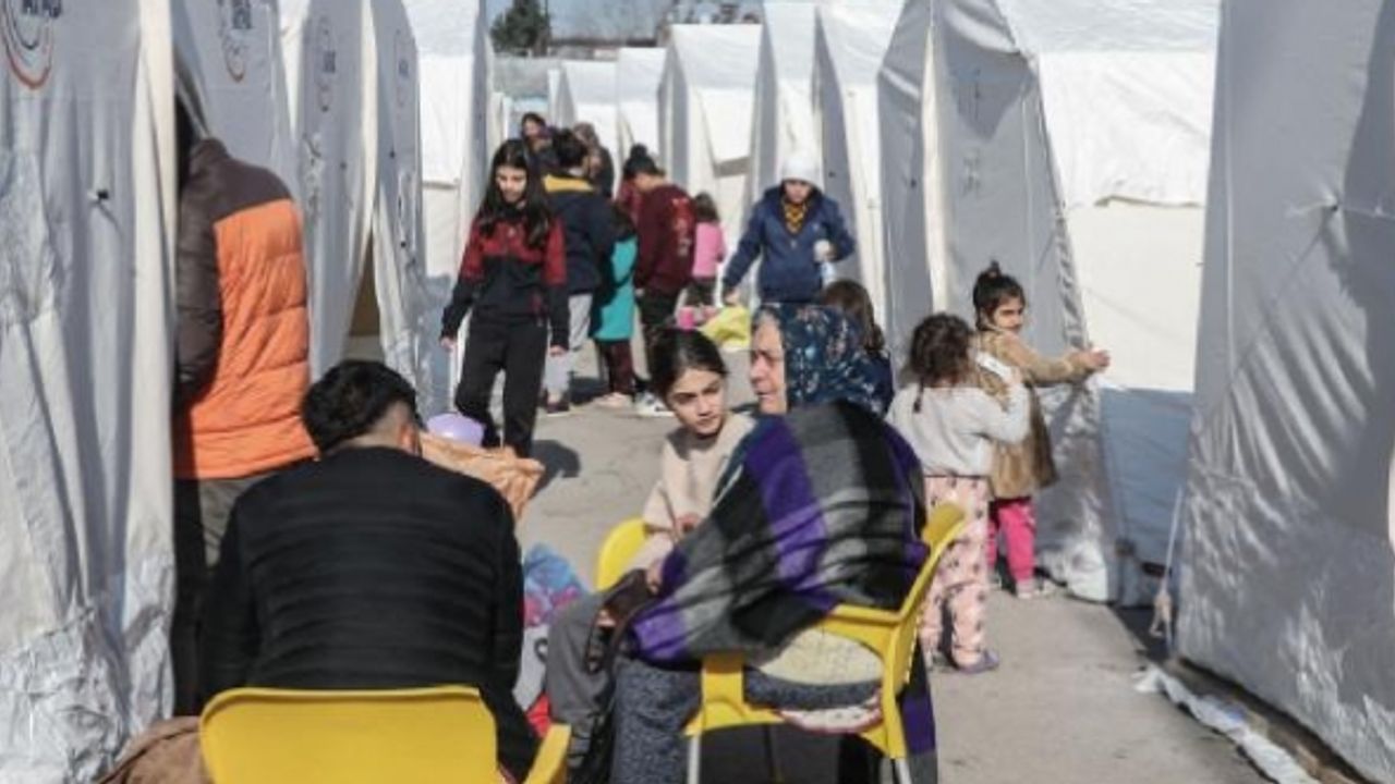Azerbaycan, Türkiye'ye binden fazla çadır gönderdi