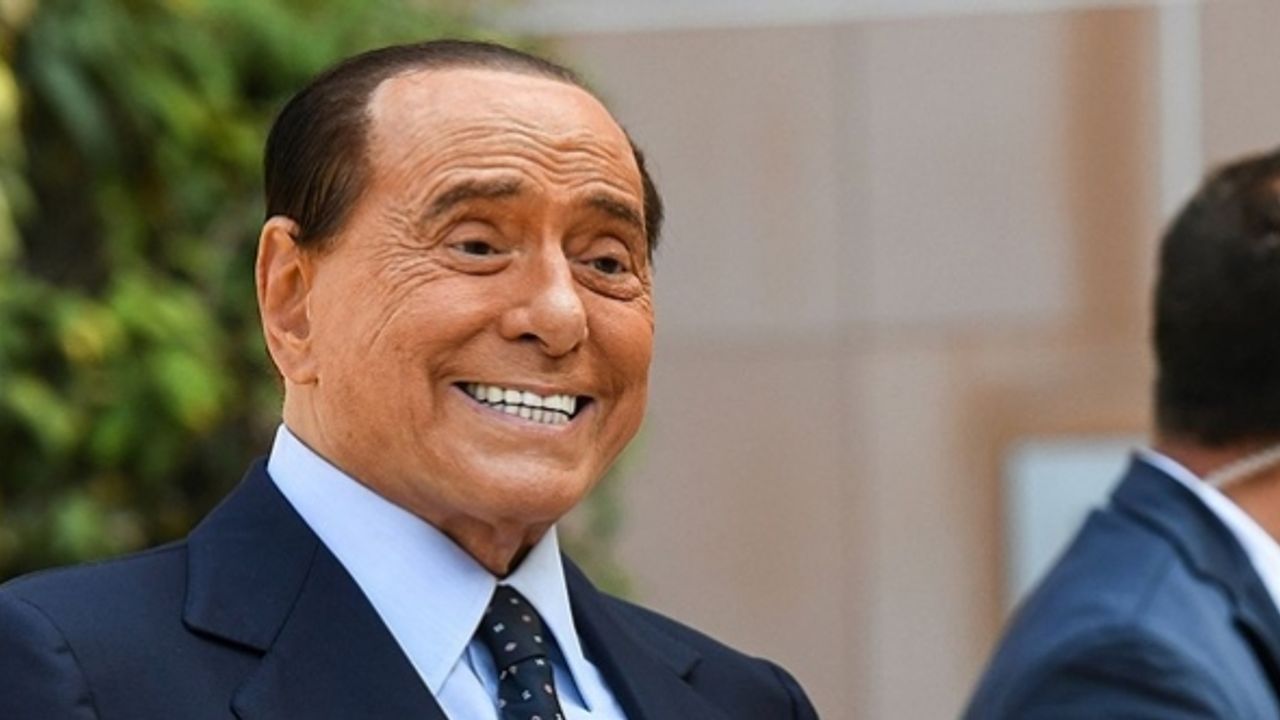 Berlusconi bir davadan daha beraat etti