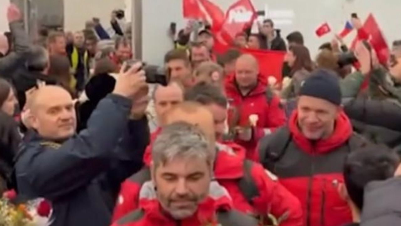 Çek arama kurtarma ekibi Prag’da Türk bayraklarıyla karşılandı