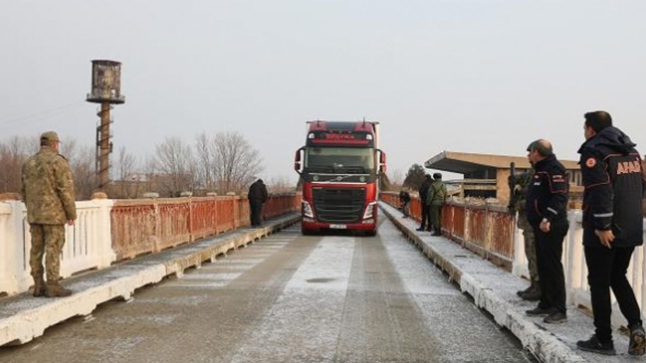 Ermenistan sınır kapısı, 35 yıl sonra deprem bölgesine yardım için açıldı