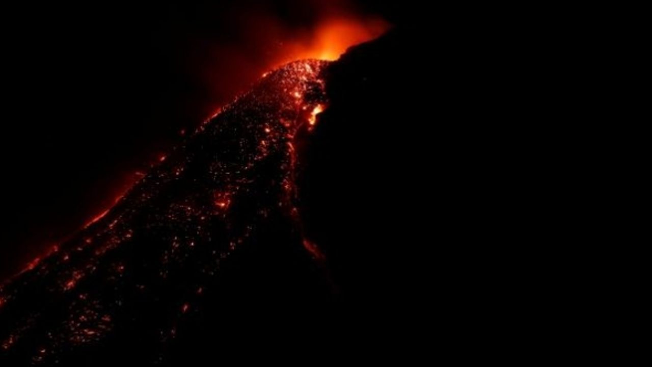 Filipinler'deki Mayon volkanındaki uçak enkazında cesetler bulundu