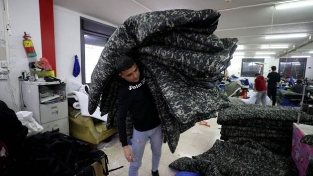 Filistin'de bir fabrika depremzedelere yardım için 22 bin uyku tulumu hazırlıyor