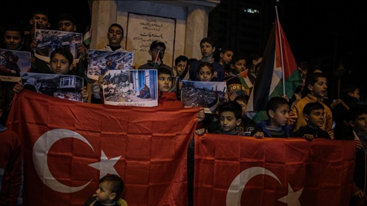 Filistinli çocuklardan Türkiye ve Suriye'ye destek