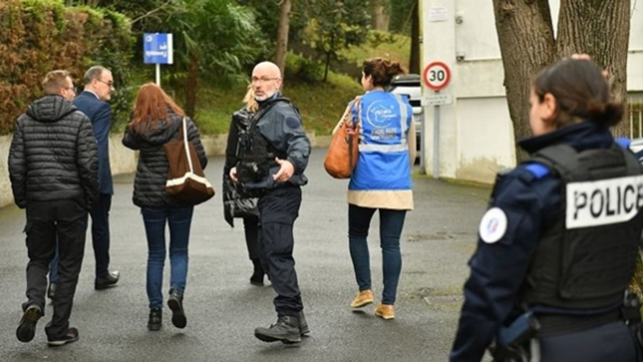 Fransa'da lise öğrencisi öğretmenini bıçaklayarak öldürdü