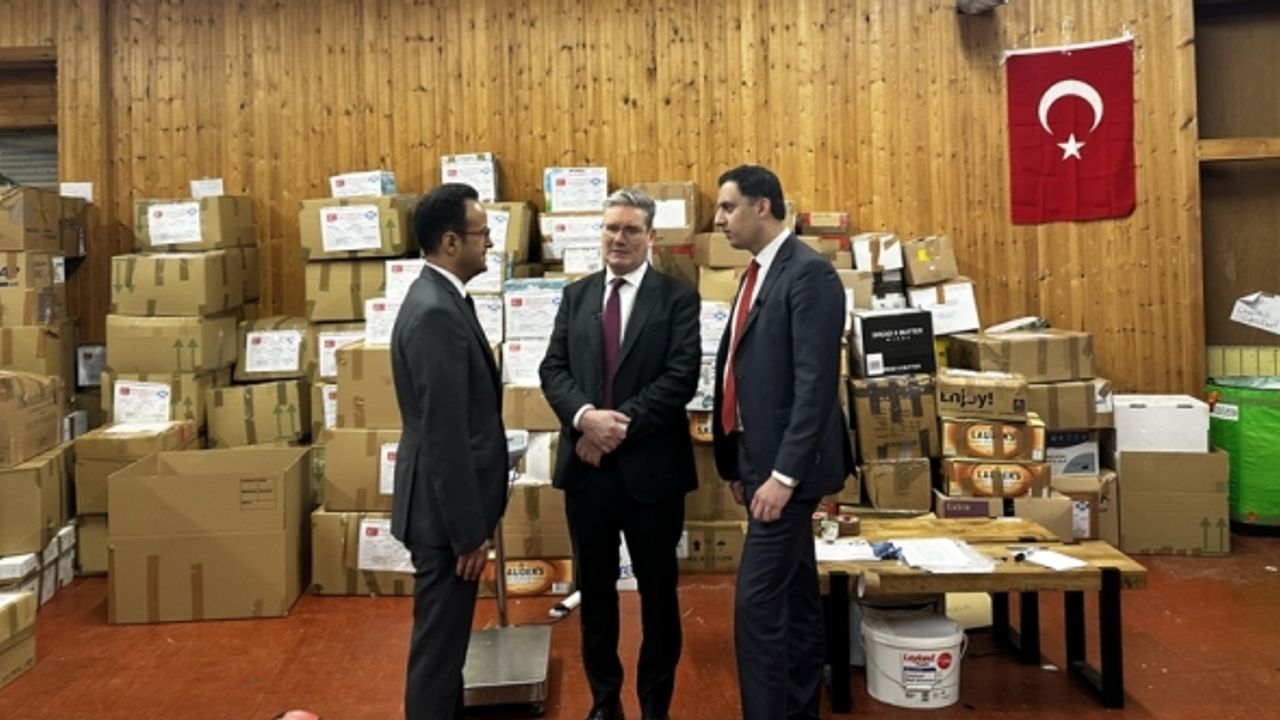 İngiltere İşçi Partisi lideri Starmer'den depremzedelere yardım merkezine ziyaret