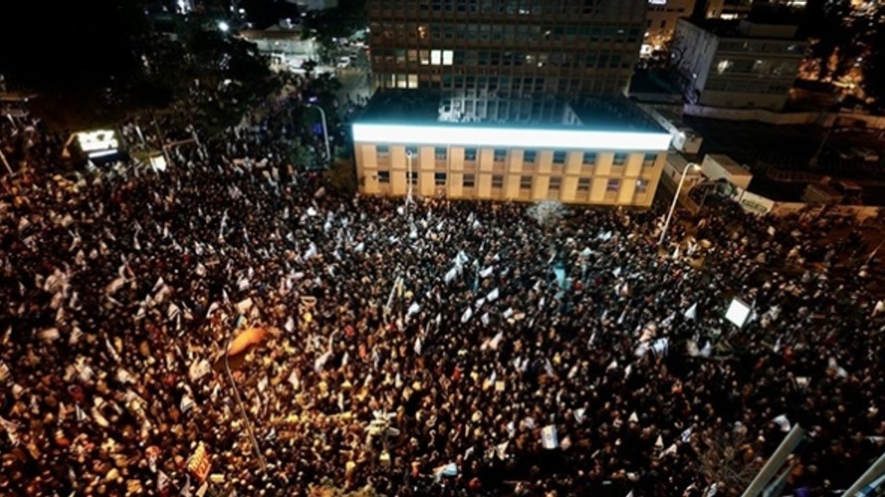 İsrail'de on binlerce kişi Netanyahu hükümetini protesto etti