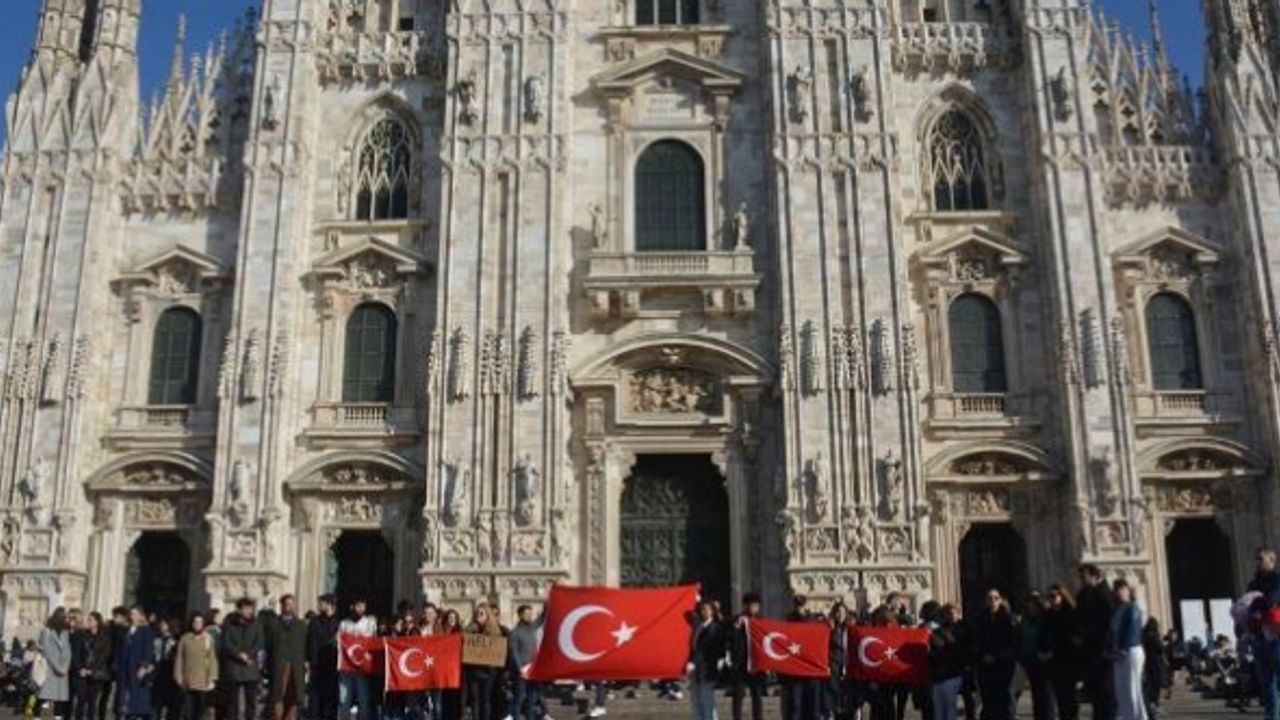 İtalya'daki Türk öğrencilerden Türkiye'ye destek ve dayanışma gösterisi