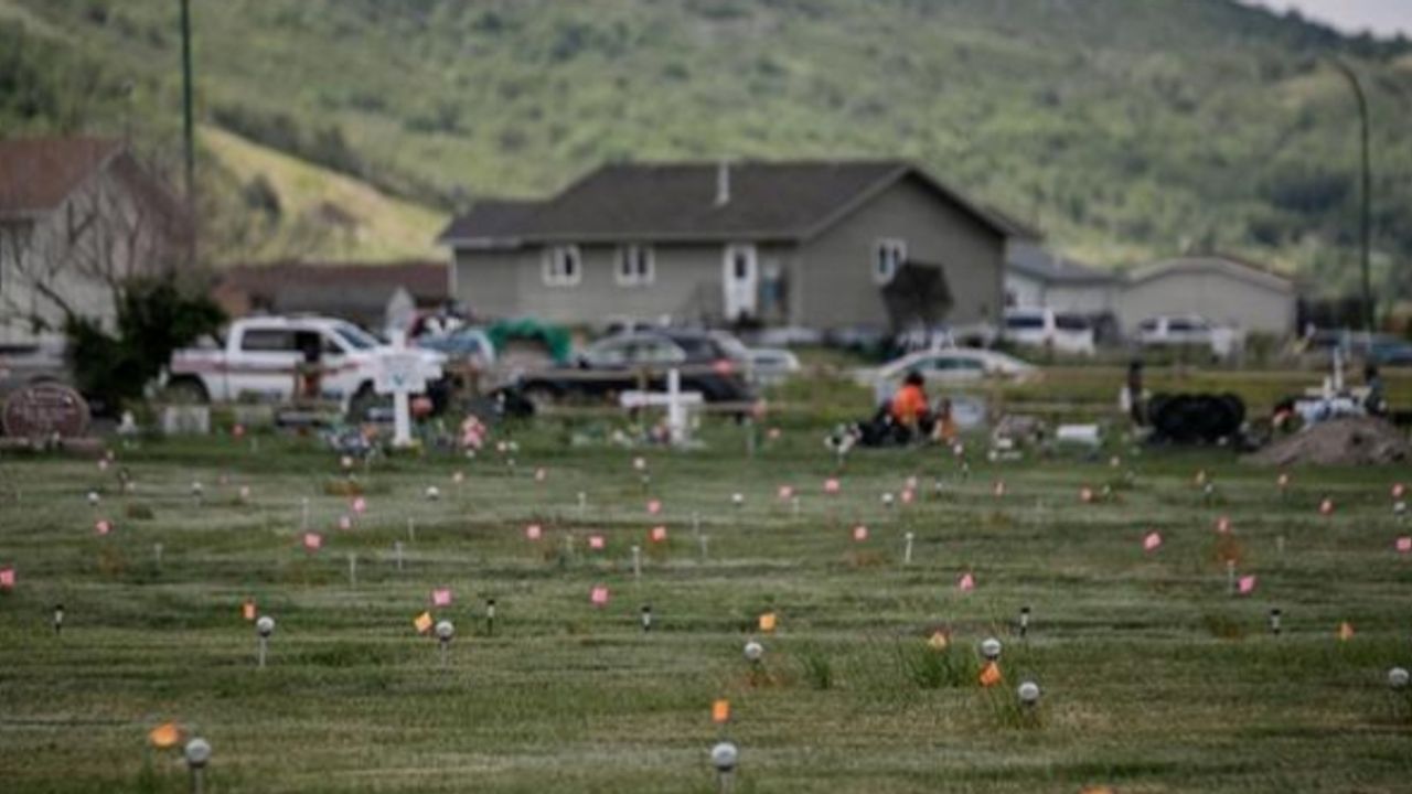 Kanada'da kilise okulunun bahçesinde 17 mezar bulundu