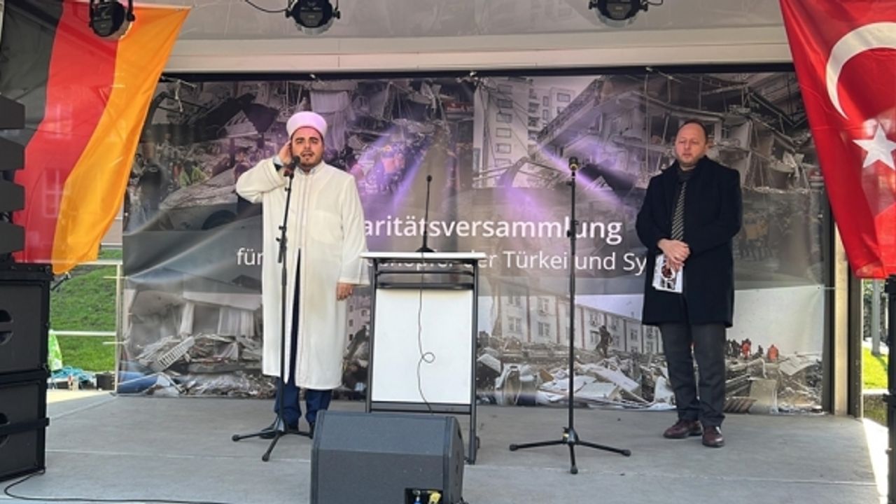Köln'de Türk ve Almanlar Türkiye'deki deprem mağdurları için bir araya geldi