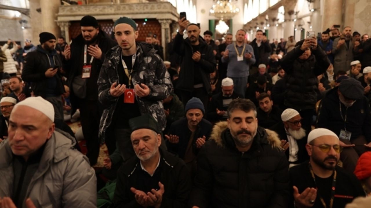 Kudüs’ü ziyaret eden yüzlerce Türk, Mescid-i Aksa’da Miraç Kandili’ni idrak etti