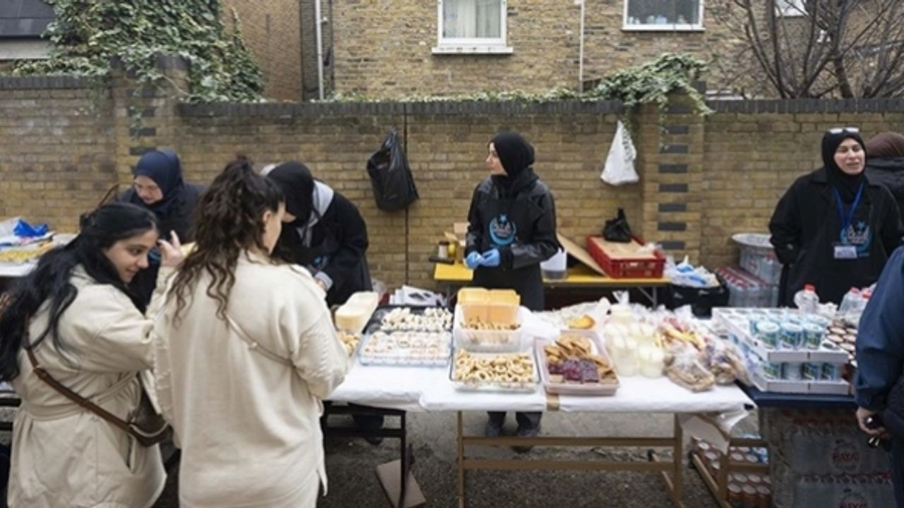 Londra'da depremzedeler için kermes düzenlendi