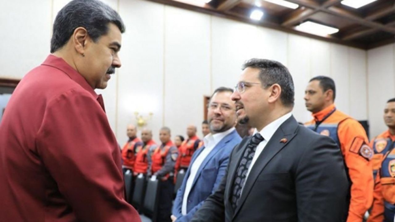 Maduro'dan Türkiye'de arama kurtarma çalışmalarına katılan ekibe madalya