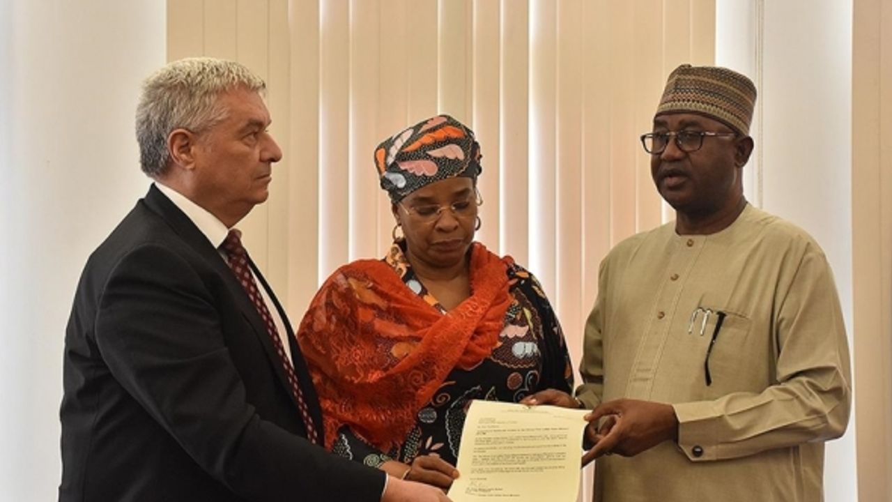 Nijerya'nın First Lady'si Buhari depremzedelere 10 bin battaniye bağışladı