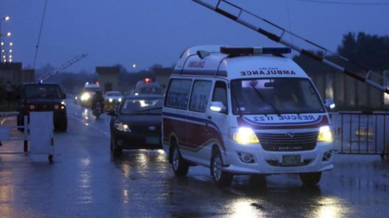Pakistan'da otobüs kazası: 15 kişi öldü