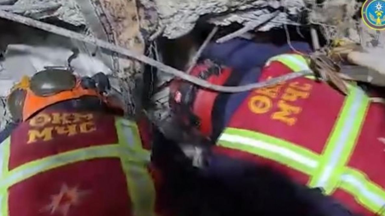 Rus, Belarus ve Kırgız ekipleri 160 saat sonra enkaz altından bir kişiyi kurtardı
