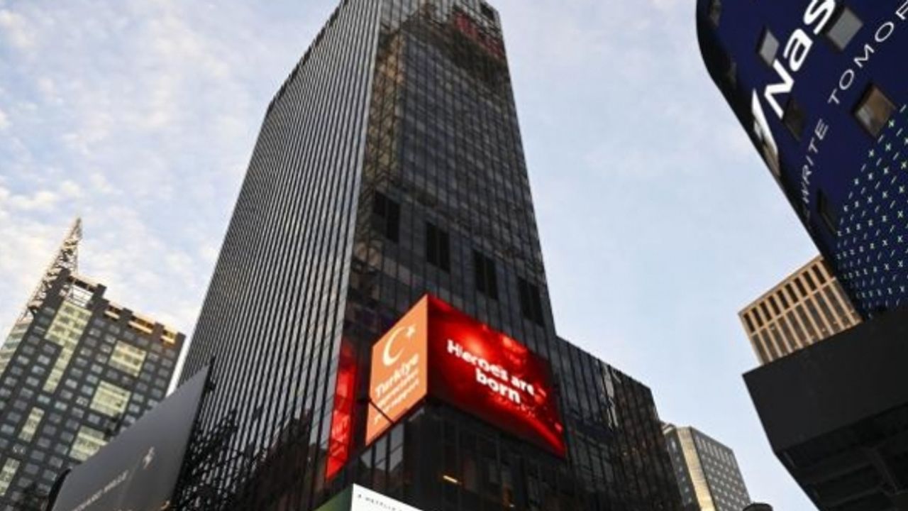 Times Meydanı'nda Türkiye'deki depremlerde hayatını kaybedenler için mesajlar yayınlandı