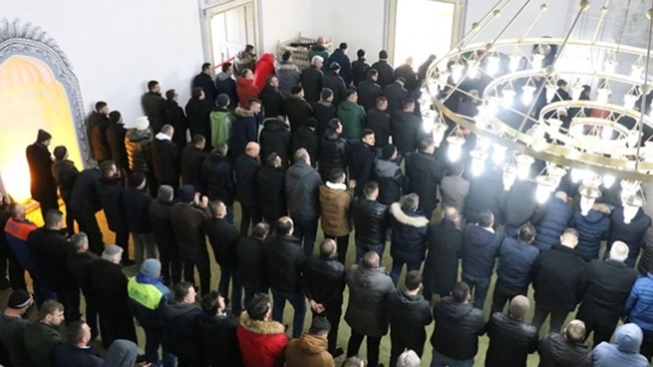Üsküp'teki camilerde Türkiye'deki depremzedeler için 3,2 milyon nakdi yardım toplandı