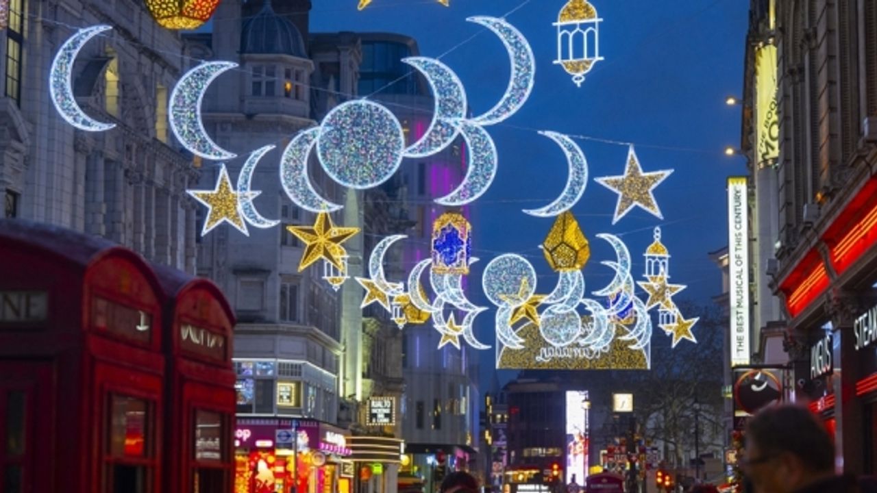 Londra'nın en ünlü caddesinde Müslümanlara sürpriz