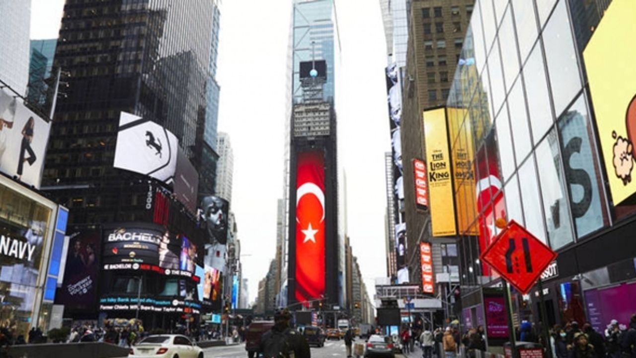 New York caddelerinde 'Seninleyiz Türkiye' afişleri