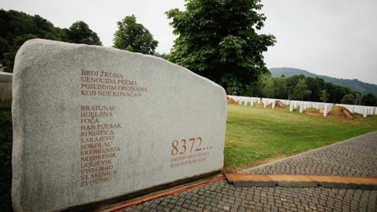 Srebrenitsa'da acıyı toprağa vermenin 20. yılı