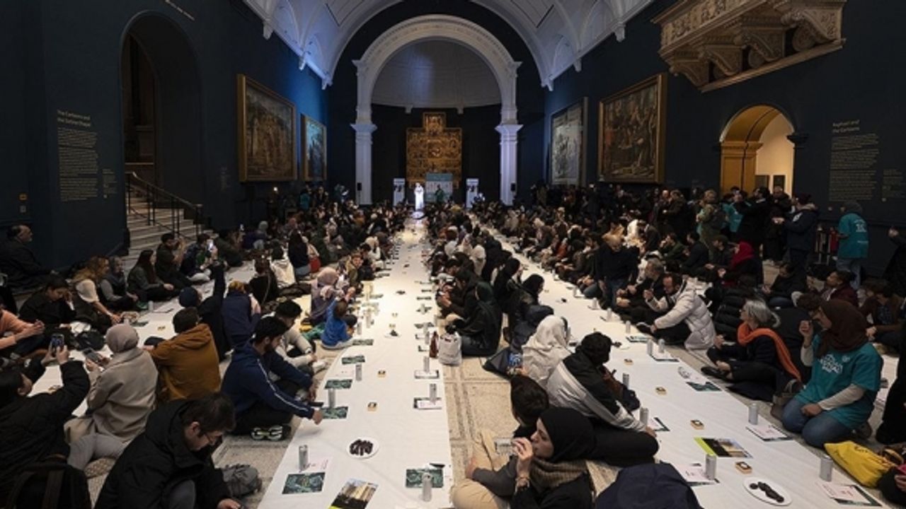 Victoria ve Albert Müzesi'nde toplu iftar